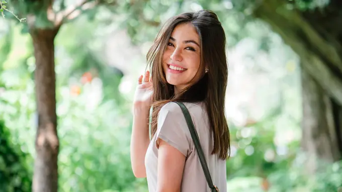 cantik tertawa single lajang mandiri ceria