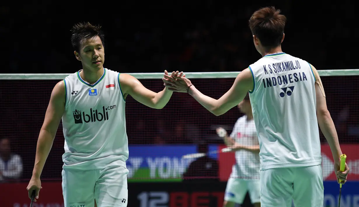 Pasangan Indonesia Kevin Sanjaya Sukamuljo/Marcus Fernaldi Gideon saat menghadapi pasangan Jepang Hiroyuki Endo/Yuta Watanabe pada laga final ganda putra All England 2020 di Birmingham, Inggris, Minggu (15/3/2020). Kevin/Marcus kalah dengan skor 18-21, 21-12, dan 19-21. (Oli SCARFF/AFP)