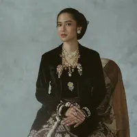 Dian Sastrowardoyo terlihat manis namun juga tegas. Hal ini terlihat dari pandangannya yang tajam saat memerankan Kartini. (sumber: Liputan6.com/IG/therealdisastr)