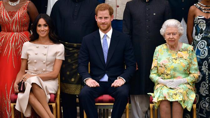 Ratu Elizabeth II Bersama Pangeran Harry dan istrinya, Meghan Markle. (John Stillwell/Pool Photo via AP, File)