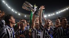Juventus berhasil menjuarai Piala Super Italia 2015 setelah mengalahkan Lazio dengan skor akhir 2-0 di Stadion Shanghai, Tiongkok. Sabtu (8/8/2015). (AFP Photo/Johanne Eisele)