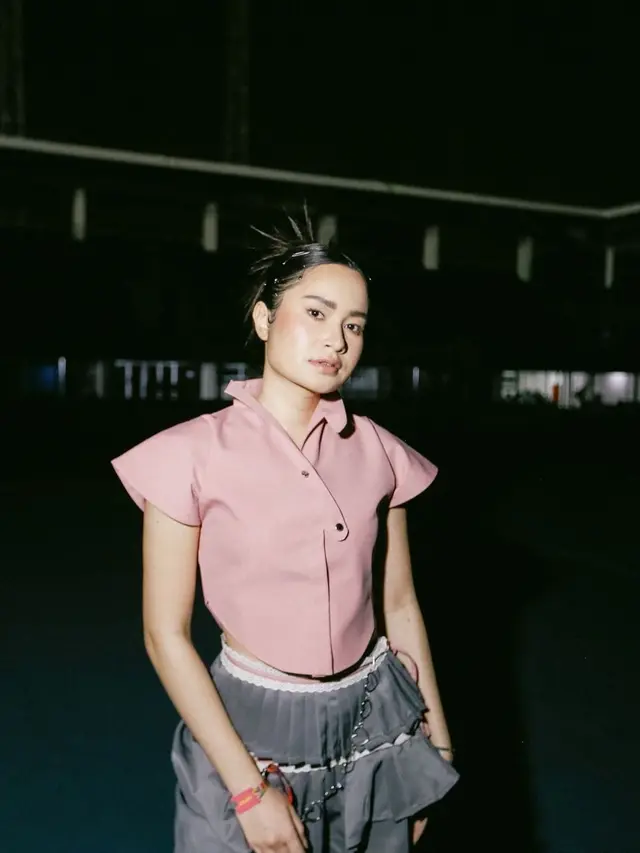 Satine Zaneta Pakai Outfit Pink (Instagram/@satinezaneta)