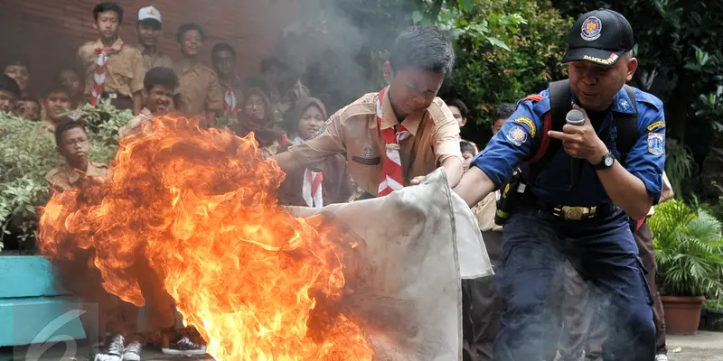 20160914- Damkar Latih Siswa SMP Pemadaman Kebakaran-Jakarta- Yoppy Renato