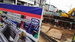Sebuah alat berat digunakan para pekerja untuk menyelesaikan proyek tahap awal galian sodetan Kali Ciliwung di kawasan Otista, Jakarta, Kamis (10/7/14). (Liputan6.com/Faizal Fanani)
