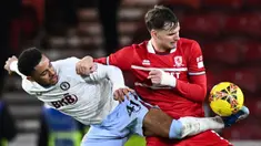 Pemain Aston Villa Jacob Ramsey (kiri) berebut bola dengan pemain Middlesbrough Rav van den Berg pada pertandingan sepak bola putaran ketiga Piala FA di Stadion Riverside, Middlesbrough, Inggris, Sabtu (6/1/2023). (Oli SCARFF/AFP)