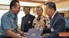 Citizen6, Surabaya: Penandatanganan naskah PKS oleh Kobangdikal Laksma TNI Djoko Teguh Wahojo dengan Rektor UHT Dr. Sutarno di Joglo Moeljadi, Kesatrian Bumimoro, Kobangdikal, Surabaya. (Pengirim: Kobangdikal).