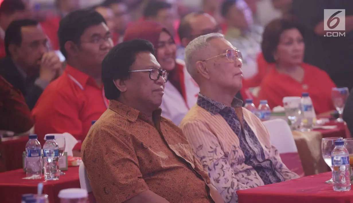 Ketua Umum Partai Hanura Oesman Sapta Odang bersama Mantan Wakil Presiden Tri Sutrisno saat menghadiri acara Syukuran PKPI di Cipayung, Jakarta, Jumat (29/12). (Liputan6.com/Faizal Fanani)