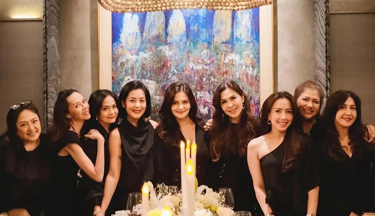 Meski sudah jarang tampil di layar kaca, namun mereka ber 4 tetap menjalin persahabatan. Terbukti 
Lulu Tobing, Ersa Mayori, hingga Novita Angie masih merayakan ulang tahun Cut Tary bahkan dengan dress code. [@cuttaryofficial]