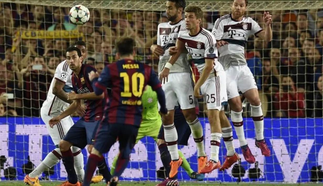 Pemain-pemain Bayern Muenchen berusaha menahan tendangan bebas Lionel messi. (AFP PHOTO/LLUIS GENE)