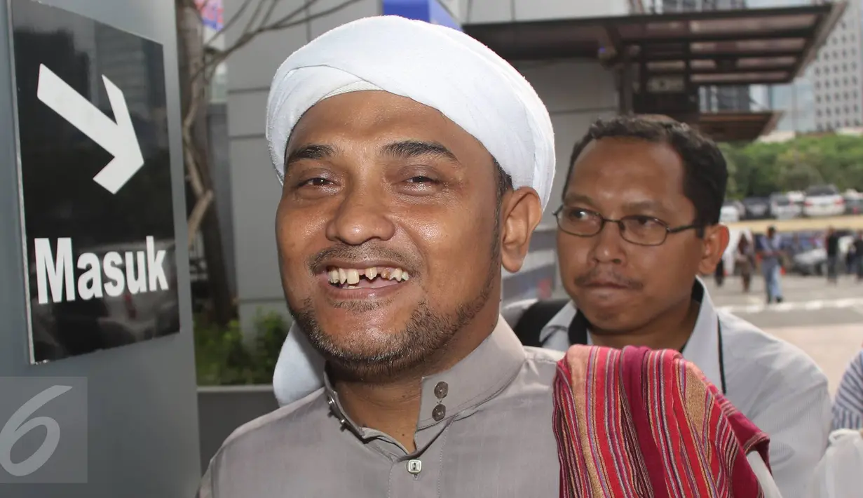 Sekjen Dewan Syuro DPD Front Pembela Islam (FPI) DKI Jakarta Novel Bamukmin tersenyum kepada awak media saat menyambangi Sentra Pelayanan Kepolisian Terpadu (SPKT) Polda Metro Jaya, Jakarta, Kamis (5/1). (Liputan6.com/Immanuel Antonius)