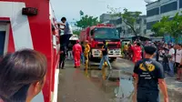 Petugas pemadam kebakaran berusaha memadamkan api di ruko yang menyebabkan 4 orang meninggal dunia. (Liputan6.com/M Syukur)