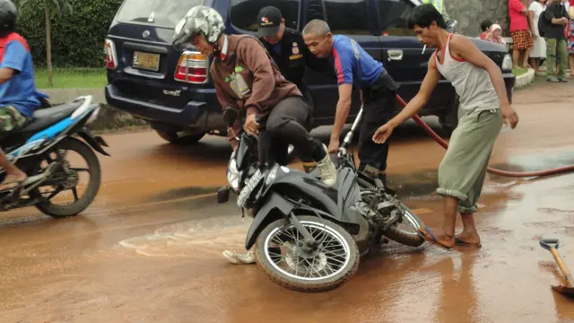 Pengguna Motor, Baiknya Hindari Jalan yang Ada Tanah Seperti Ini