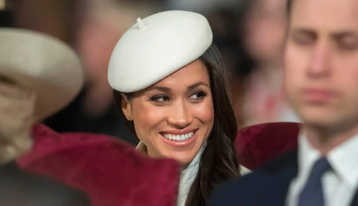 Tunangan Pangeran Harry, Meghan Markle menghadiri acara The Commonwealth Day Service di Westminster Abbey, London, Senin (12/3). Meghan turut mengenakan topi beret berwarna putih untuk menyempurnakannya penampilan anggun berkelasnya. (AP Photo)