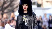 Amber f(x) bergaya `Modern Punk` dengan mengenakan jaket kulit, topi berbulu atau shapka dan atasan beraksen perhiasan. 