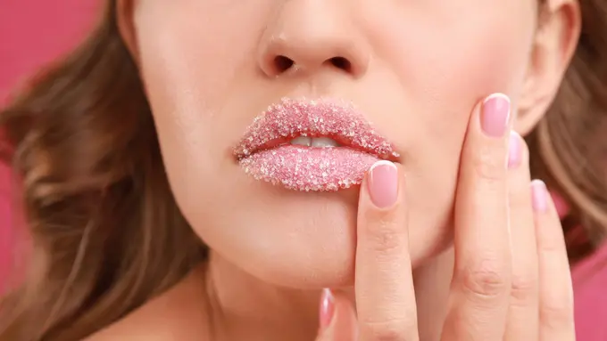 5 Resep DIY Lip Scrub ala Beauty Vlogger, Atasi Bibir Kering dan Gelap