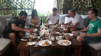 Manajemen Tira Persikabo mengajak Artyom Filiposyan dan Pettery Pennanen, serta pelatih Igor Kriuschenko mencicipi masakan Indonesia. (Bola.com/Permana Kusumadijaya)