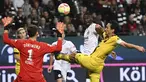 Penyerang Eintracht Frankfurt, Randal Kolo Muani berusaha mencetak gol dibayangi kiper Borussia Dortmund Gregor Kobel pada laga pekan ke-12 Bundesliga Jerman 2022/2023. Dortmund menang 2-1 di Deutsche Bank Park, Minggu (30/10/2022) dini hari WIB.  Borussia Dortmund memanaskan persaingan di papan atas Bundesliga. (Arne Dedert/dpa via AP)