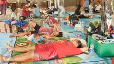 Warga korban banjir di wilayah Cipinang Melayu mengungsi ke Masjid Universitas Borobudur, Jakarta Timur, Senin (20/2). (Liputan6.com/Yoppy Renato)