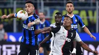 Striker Inter Milan, Lautaro Martinez, berebut bola dengan bek Juventus, Alex Sandro, pada laga Serie A di Stadion San Siro, Milan, Minggu (6/10). Inter kalah 1-2 dari Juventus. (AFP/Alberto Pizzoli)