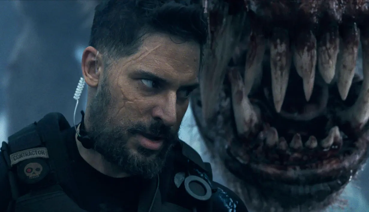 Salah satu adegan menegangkan aktor Joe Manganiello dalam film Rampage. Dalam film ini, Joe bersama The Rock dan Joe Manganiello harus bertarung dengan hewan-hewan raksasa. (Warner Bros via AP)
