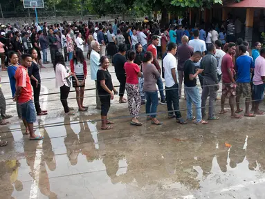 Warga Timor Leste mengantre untuk menggunakan hak pilih mereka di tempat pemungutan suara (TPS) di Dili, Senin (20/3). Sedikitnya 1,2 juta warga akan memilih presiden baru, menggantikan Presiden Taur Matan Ruak. (Valentino DARIEL SOUSA/AFP)