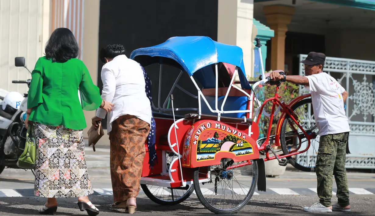 Di sisi lain, seperti yang sudah disiarkan sebelumnya bahwa para tamu undangan dilarang membawa kendaraan bermotor. Disediakan alat transportasi tradisional becak untuk saampai di rumah Jokowi. (Adrian Putra/Bintang.com)