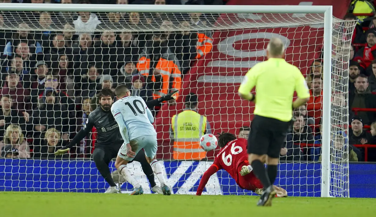 Pemain West Ham United Manuel Lanzini (kedua dari kiri) gagal mencetak gol ke gawang Liverpool pada pertandingan sepak bola Liga Inggris di Stadion Anfield, Liverpool, Inggris, 5 Maret 2022. Liverpool menang 1-0. (AP Photo/Jon Super)