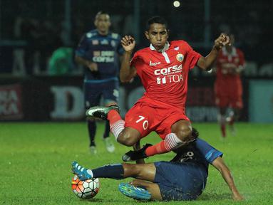 Gelandang Persija, Pandi Lestaluhu, berusaha melewati hadangan pemain Arema pada laga Piala Presiden 2017 di Stadion Kanjuruhan, Malang, Sabtu (11/2/2017). Arema bermain imbang 1-1 melawan Persija. (Bola.com/Reza Bachtiar)