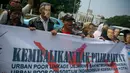Massa juga membentangkan spanduk berisi penolakan atas pengesahan undang-undang yang dinilai merampas hak suara rakyat, Jakarta, (29/9/14). (Liputan6.com/Faizal Fanani)