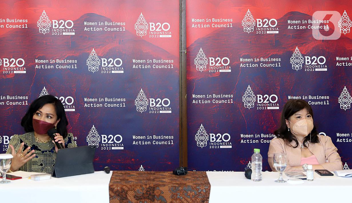 (ki-ka) Chair B20 Women in Business Action Council sekaligus Presiden Direktur PT Unilever Indonesia, Tbk. Ira Noviarti dan Chair B20 Indonesia2 Shinta Widjaja Kamdani dalam diskusi B20 Indonesia Women in Business Action Council di Jakarta, Rabu (26/01/2022) (Liputan6.com/HO/Ading)