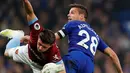 Pemain West Ham United , Aaron Cresswell berebut bola dengan  pemain Chelsea, Cesar Azpilicueta dalam lanjutan Liga Inggris 2018/2019 di Stadion Stamford Bridge, Senin (8/4). Dengan dua gol Eden Hazard , Chelsea menang 2-0 di derby London tersebut. (Reuters/Tony O'Brien)