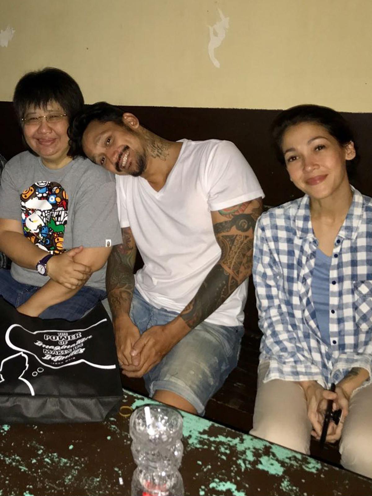 Tora Sudiro bersama Mieke Amalia dan pengacaranya, Lydia Wongso. (Istimewa)