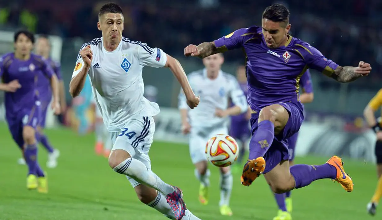Gelandang Fiorentina, Juan Vargas (kanan) berusaha melewati bek Dynamo KievYevhen Khacheridi pada leg kedua 8 besar Liga Europa di Stadion Artemio Franchi, Italia, Jumat (24/4/2015). Fiorentina menang 2-0 atas Dynamo Kiev. (AFP PHOTO/Tiziana Fabi) 