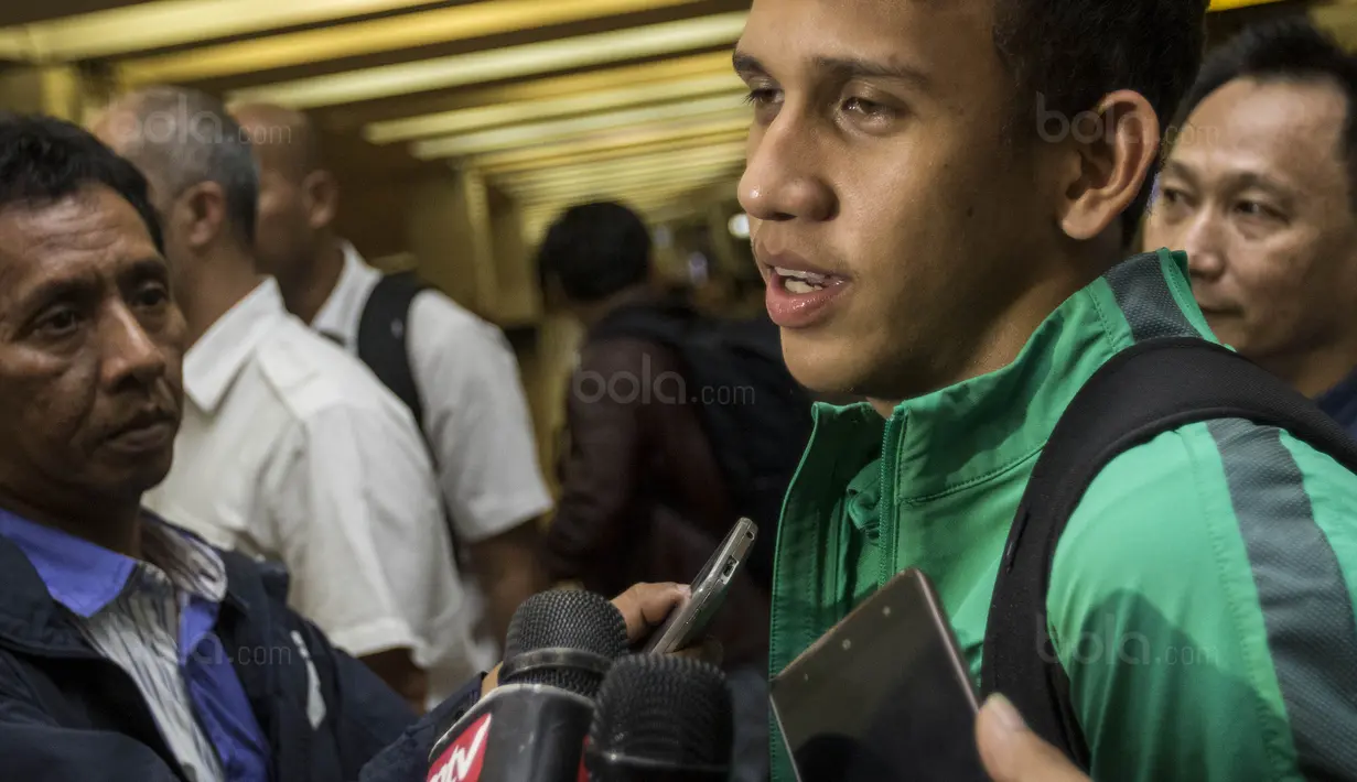 Gelandang Timnas Indonesia U-19, Egy Maulana Vikri, menemui wartawan saat tiba di Bandara Soetta, Tangerang, Rabu (20/9/2017). Timnas U-19 kembali ke tanah air setelah berhasil meraih peringkat ketiga Piala AFF U-18. (Bola.com/Vitalis Yogi Trisna)
