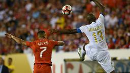 Pemain Cile, Alexis Sanchez (kiri), duel dengan pemain Panama, Adolfo Machado, dalam laga Grup D Copa America Centenario 2016 di Stadion Lincoln Financial Field, Philadelphia, AS, (15/6/2016). (AFP/Don Emmert)