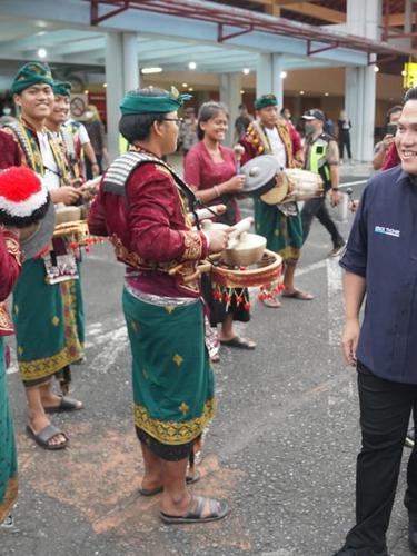 Menteri BUMN Erick Thohir meninjau festival budaya di bandara Ngurai Rai, Bali.