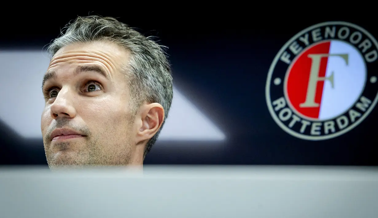 Van Persie menggantikan Pascal Bosschaart sebagai pelatih interim Feyenoord. Eks penyerang Arsenal tersebut menandatangani kesepakatan kontrak hingga Juni 2027. (AFP/ANP/Koen van Weel)