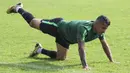 Striker Timnas Indonesia, Beto Goncalves, melakukan pemanasan saat latihan di Stadion Wibawa Mukti, Jawa Barat, Selasa (6/11). Latihan ini merupakan persiapan jelang Piala AFF 2018. (Bola.com/Vitalis Yogi Trisna)