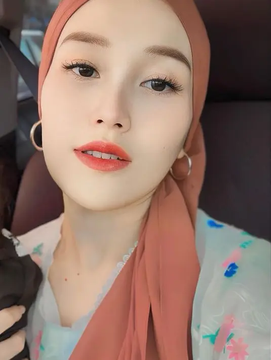 Ayu Ting Ting beberapa lalu mengunggah potret dirinya menggunakan gaya kerudung turban. [@ayutingting92]