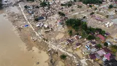 Foto udara yang diambil menggunakan drone ini menunjukkan wilayah yang terdampak banjir bandang di Aceh Tamiang, Pulau Sumatra, Kamis 4 Desember 2025. Kabupaten Aceh Tamiang adalah salah satu wilayah yang mengalami dampak paling parah setelah dihantam banjir bandang dan longsor pada Rabu (26/11/2025) lalu. (AP Photo/Binsar Bakkara)