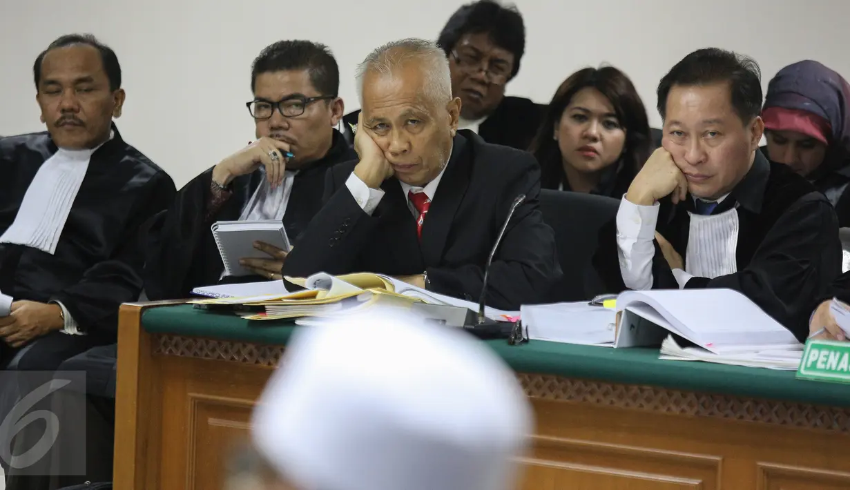 Terdakwa kasus dugaan tindak pidana korupsi suap Majelis Hakim dan Panitera PTUN Medan OC Kaligis mendengarkan keterangan saksi saat sidang lanjutan dengan agenda pemeriksaan saksi di Pengadilan Tipikor, Jakarta, Senin (28/9). (Liputan6.com/Faizal Fanani)