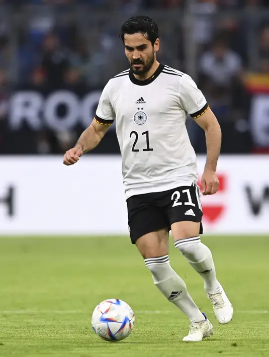 Gelandang Jerman, İlkay Gundogan membawa bola saat bertanding melawan Inggris pada pertandingan Grup A3 UEFA Nations League di Allianz Arena, Munich, Rabu (8/6/2022). Inggris bermain imbang dengan Jerman 1-1. (AP Photo/Markus Ulmer)