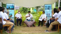 Menko Perekonomian Airlangga Hartarto saat berbincang langsung dengan para alumni Program Kartu Prakerja di kawasan kuliner Karangmloko, Yogyakarta.