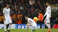 Para pemain AS Roma tampak kecewa usai ditaklukkan Liverpool pada leg pertama semifinal Liga Champions di Stadion Anfield, Selasa (24/4/2018). Liverpool menang 5-2 atas AS Roma. (AP/Dave Thompson)