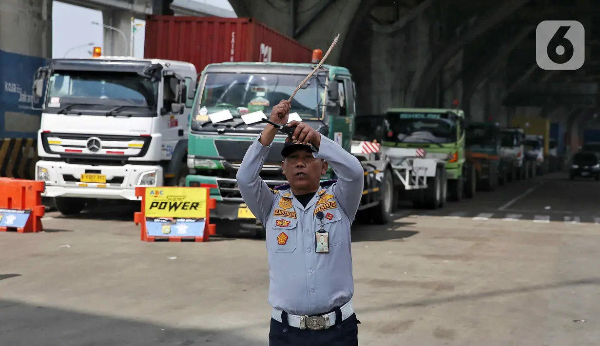 Saat ini personel polisi lalu lintas bersama dinas terkait masih melakukan upaya-upaya untuk mengurai kepadatan dan bersiaga untuk melakukan pengaturan lalu lintas. (Liputan6.com/Angga Yuniar)