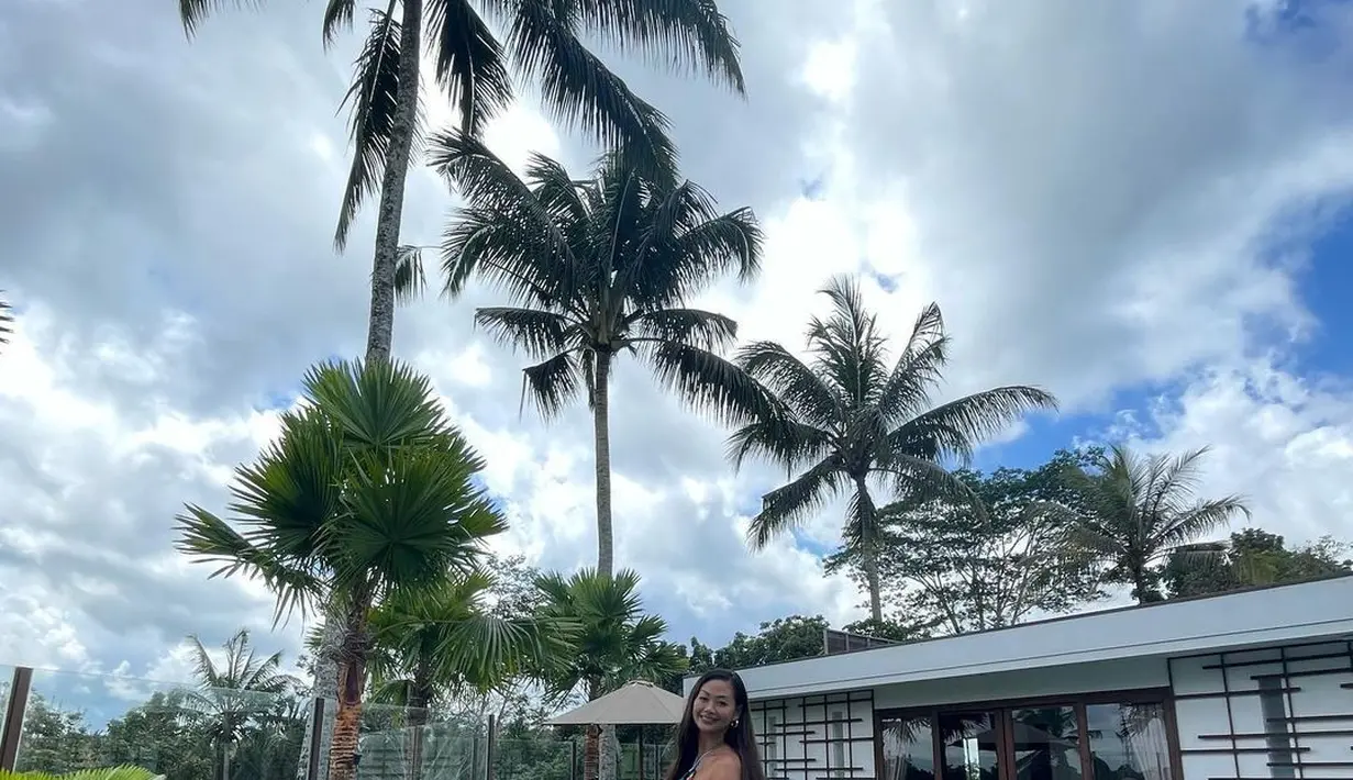 Berada di Ubud, Indah Kalalo sedang merelaksasikan diri dengan suasana sekitar dan gaun yang digunakan. Mengenakan Bright Blue Dress, Indah Kalalo tampak lebih ceria saat berfoto dengan bermain gaun bagian bawah.