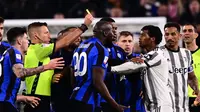 Striker Inter Milan, Romelu Lukaku, mendapat kartu kuning kedua pada duel leg pertama semifinal Coppa Italia 2022/2023 melawan Inter Milan di Allianz Stadium, Turin, Rabu (5/4/2023). (AFP/Marco Bertorello)