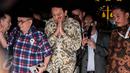 Tersangka dugaan penistaan agama, Basuki Tjahaja Purnama (Ahok) bersiap meninggalkan Gedung Kejagung, Jakarta, Kamis (1/12). Ahok keluar setelah satu jam menjalani proses penyerahan berkas, barang bukti dan tersangka. (Liputan6.com/Gempur M Surya)