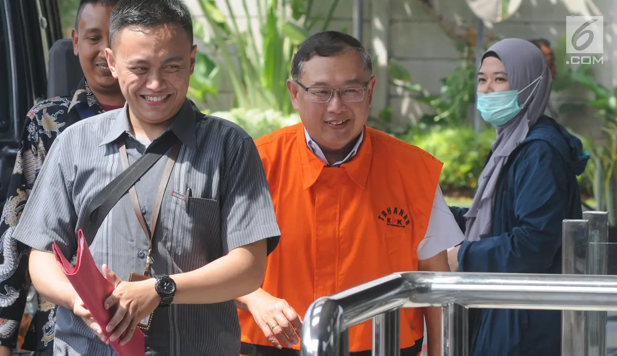 Wakil Direktur PT SMART, Edy Saputra Suradja dikawal petugas tiba untuk menjalani pemeriksaan di KPK, Jakarta, Senin (17/12). Edy diperiksa sebagai tersangka dugaan melakukan suap limbah sawit di Danau Sembuluh, Kalteng. (Merdeka.com/Dwi Narwoko)