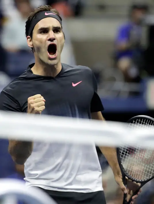 Petenis Swiss, Roger Federer berselebrasi usai pukulan bolanya masuk saat berhadapan dengan Petenis AS, Frances Tiafoe pada turnamen tenis AS Terbuka 2017 di New York (29/8).  Federer menang 4-6, 6-2, 6-1, 1-6, 6-4. (AP Photo/Julio Cortez)